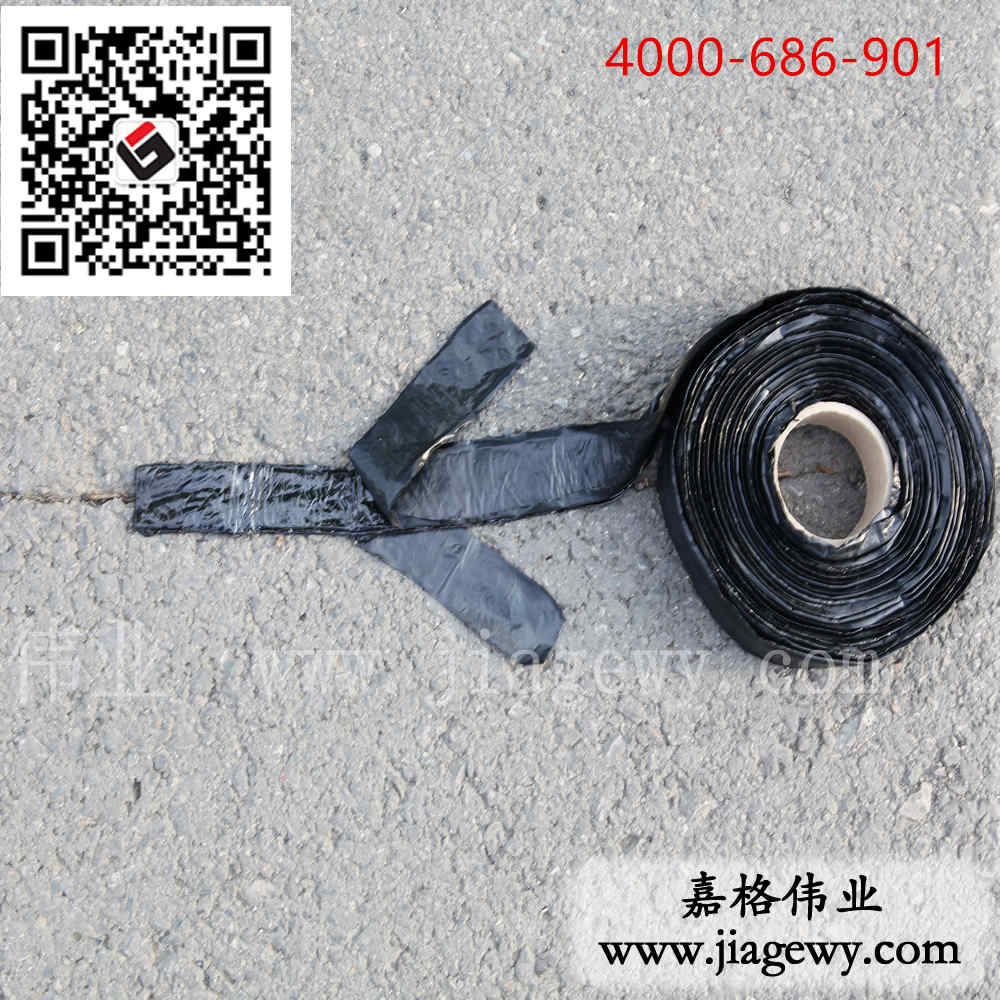 十年里小唐踏遍千山萬水，使用瀝青貼縫帶養(yǎng)護(hù)道路裂縫