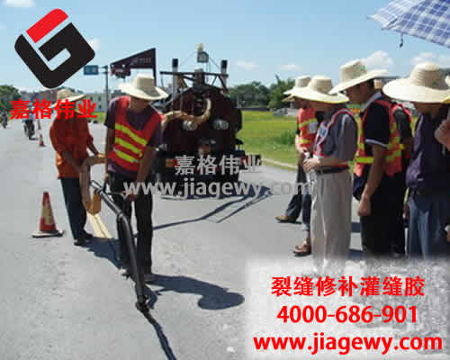 使用路面灌縫膠的養(yǎng)路工忙碌在國(guó)慶、中秋節(jié)日的路上