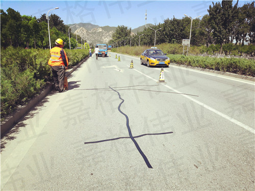嘉格公路貼縫帶讓道路養(yǎng)護(hù)不再苦、臟、累