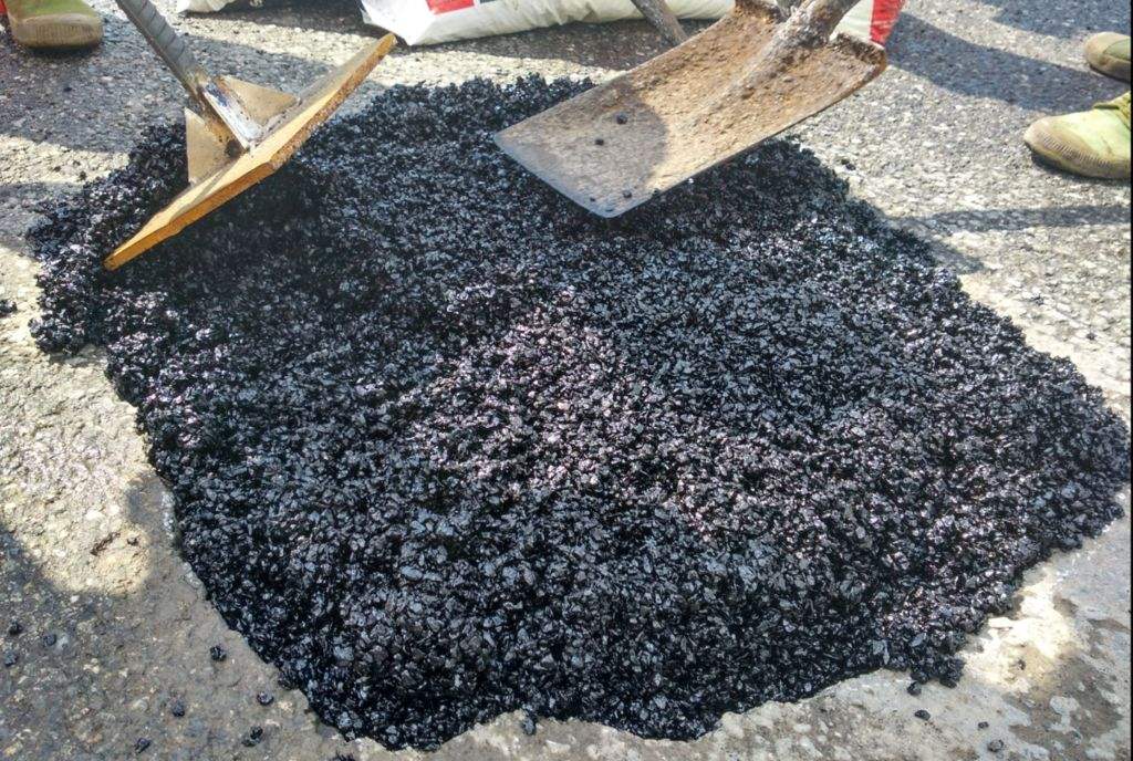 瀝青冷補料施工便捷，道路養(yǎng)護好幫手